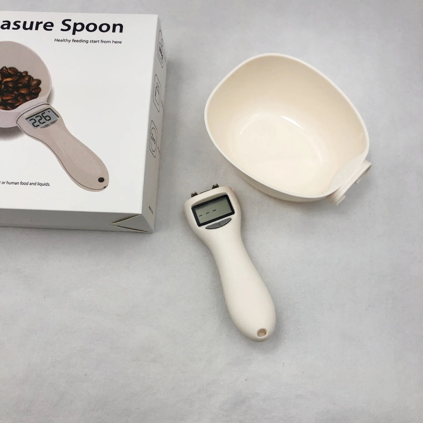 Digital kitchen scale with measuring spoon